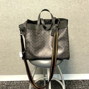 Coach Signature Field Tote 40